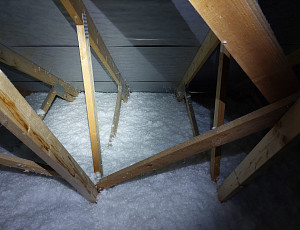 Zateplení stropu bytového domu pomocí foukané izolace